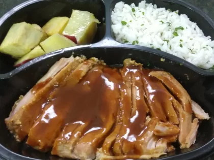 Costelinha Barbecue com Batata Doce Rústica e Arroz Branco