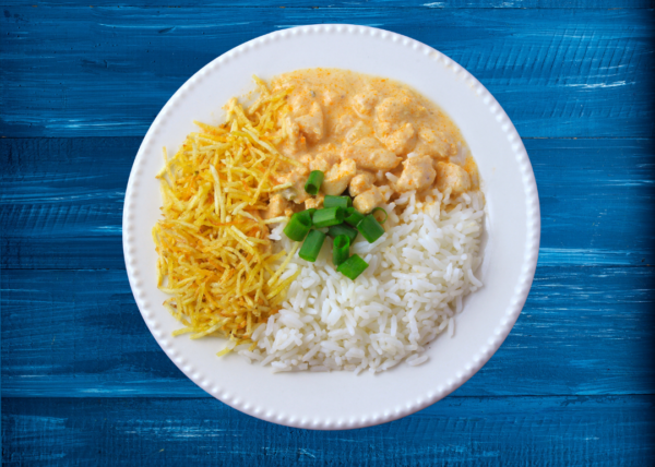Strogonoff de Frango com Arroz Branco e Batata Palha